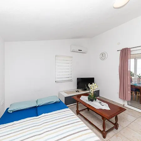 Beautiful In Okrug Gornji Apartment