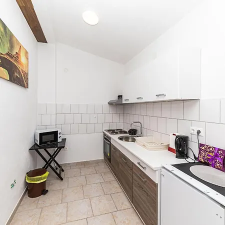 Apartment Beautiful In Okrug Gornji *